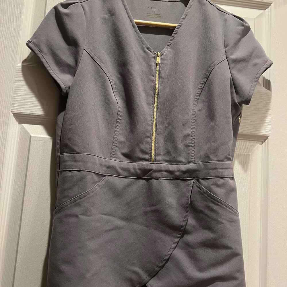 Jaanuu  tulip scrub top  xs
